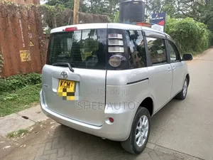 Toyota Sienta 2010 Silver