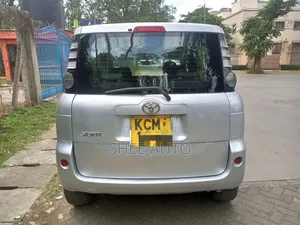 Toyota Sienta 2010 Silver