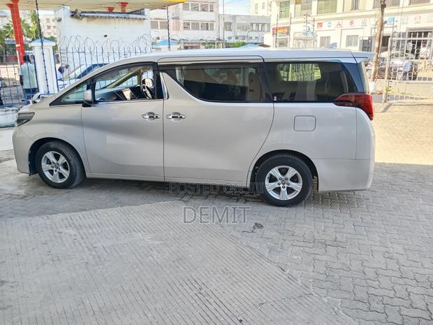 Toyota Alphard 2018 Gold - thumbnail 4