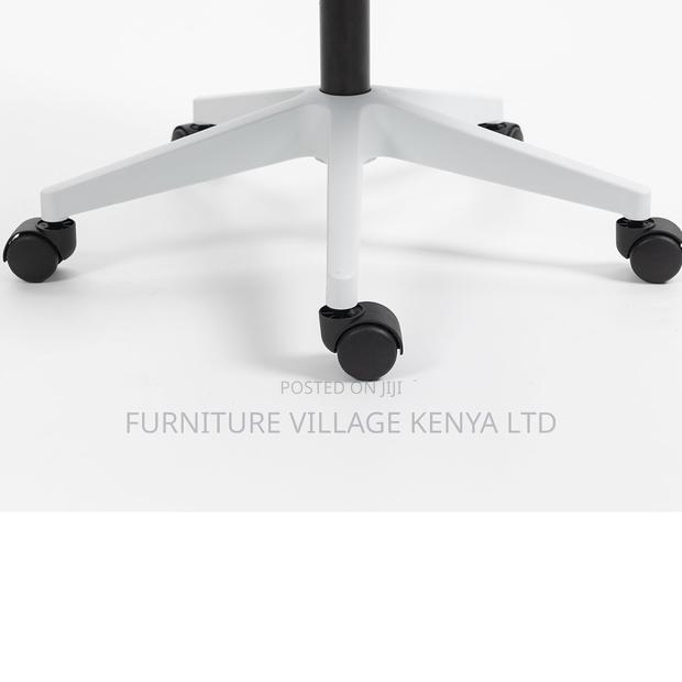 Executive Swivel Visitor Mesh Chair. - thumbnail 3