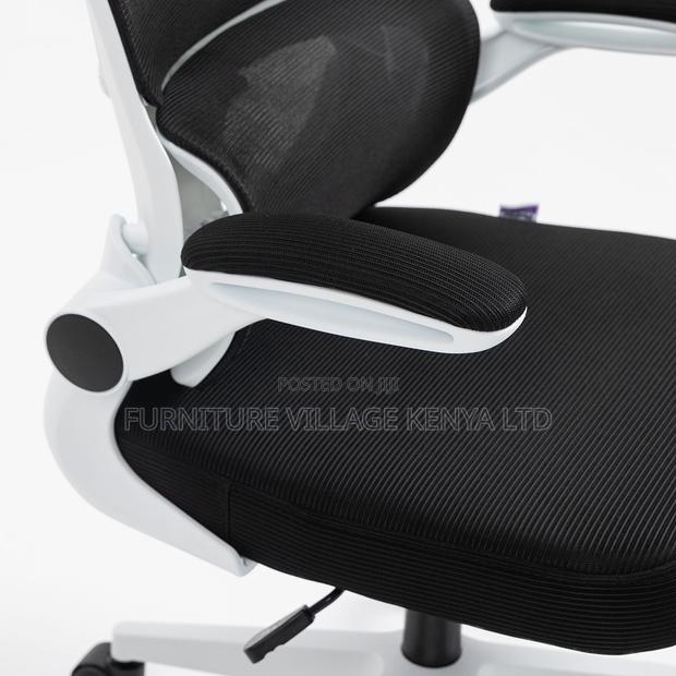 Executive Swivel Visitor Mesh Chair. - thumbnail 7