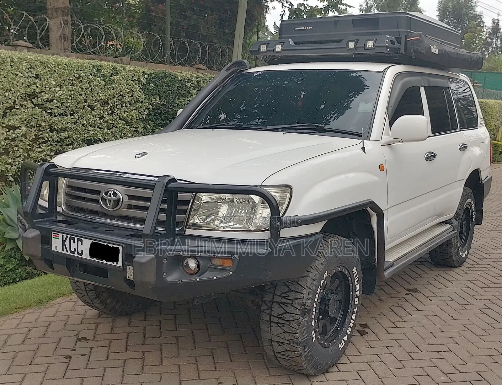 Toyota Land Cruiser 2000 White