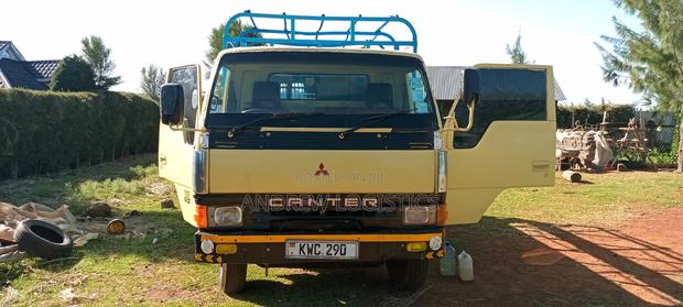 Mitsubishi Canter 1986 Yellow