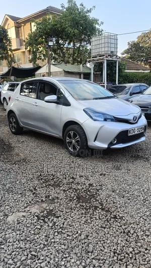 Toyota Vitz 2014 Silver