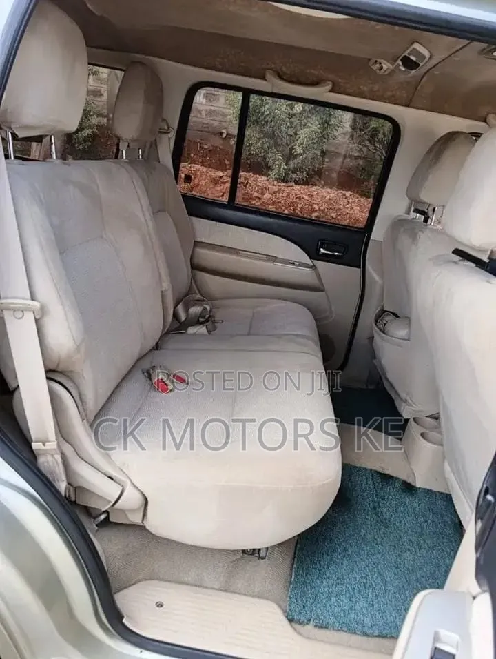 Ford Everest 2010 Beige