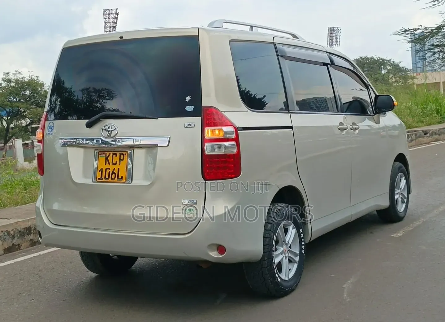 Toyota Noah 2011 Beige