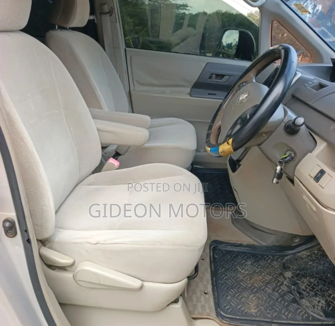 Toyota Noah 2011 Beige