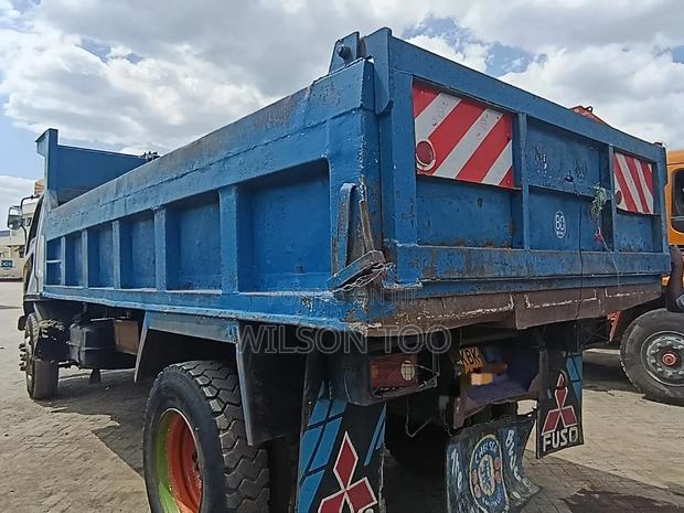 Mitsubishi Fuso Tipper - thumbnail 3