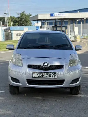 Toyota Vitz 1.3 FWD 3dr 2011 Purple