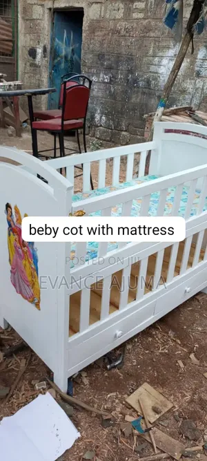 Beby Cot With Two Levels and Mattress Is Available