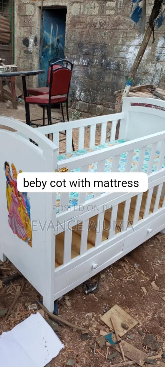 Beby Cot With Two Levels and Mattress Is Available