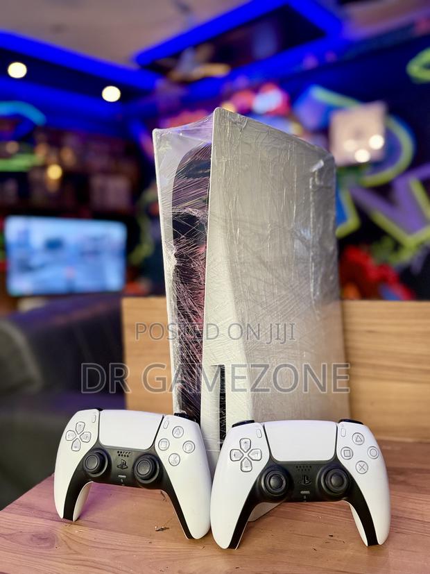 Pre Owned Ps5 STD 825gb + 2 Pads