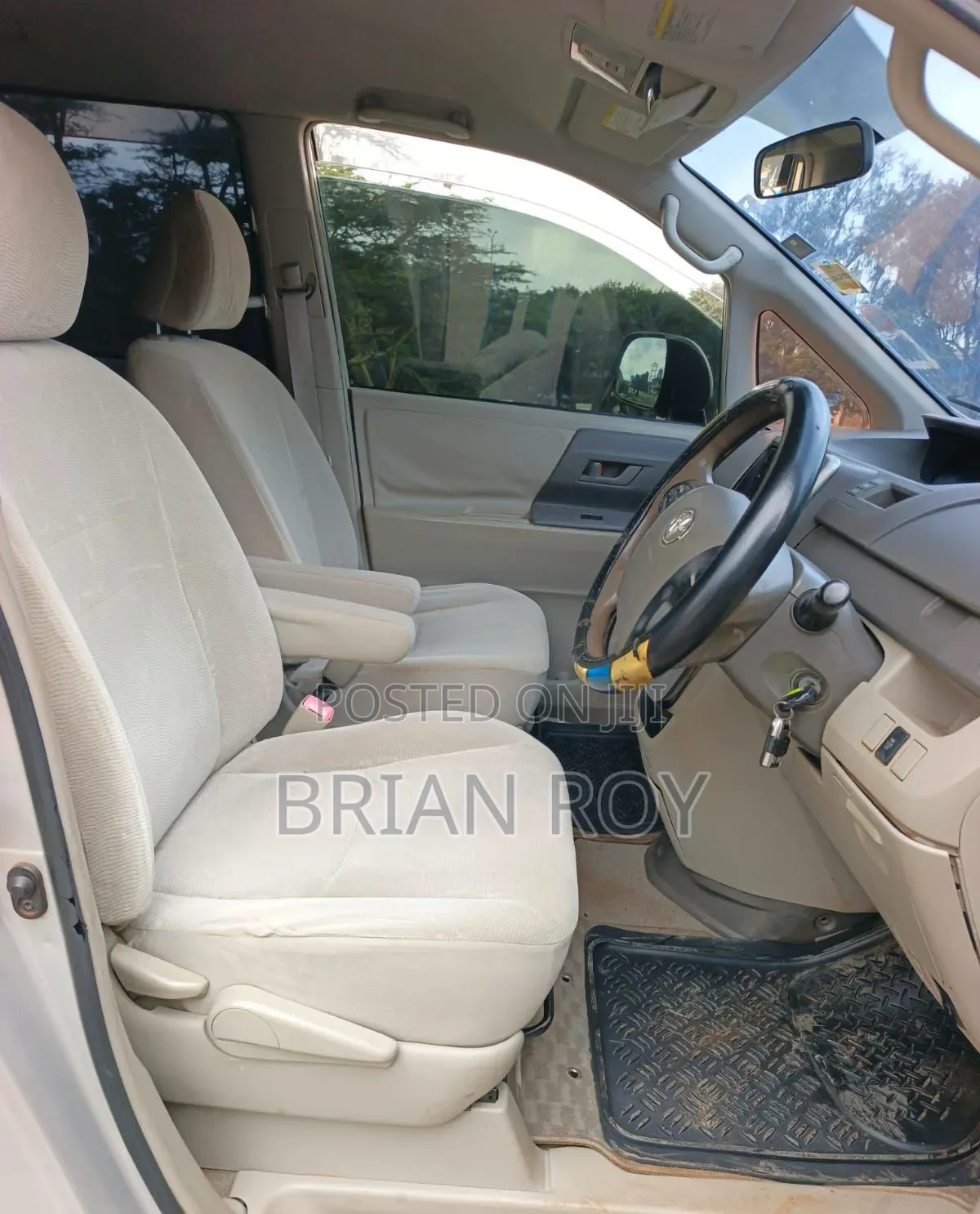 Toyota Noah 2011 Gold