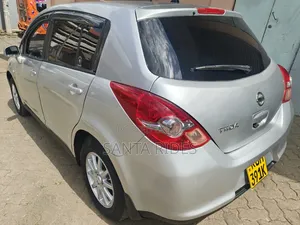 Nissan Tiida 2011 Silver