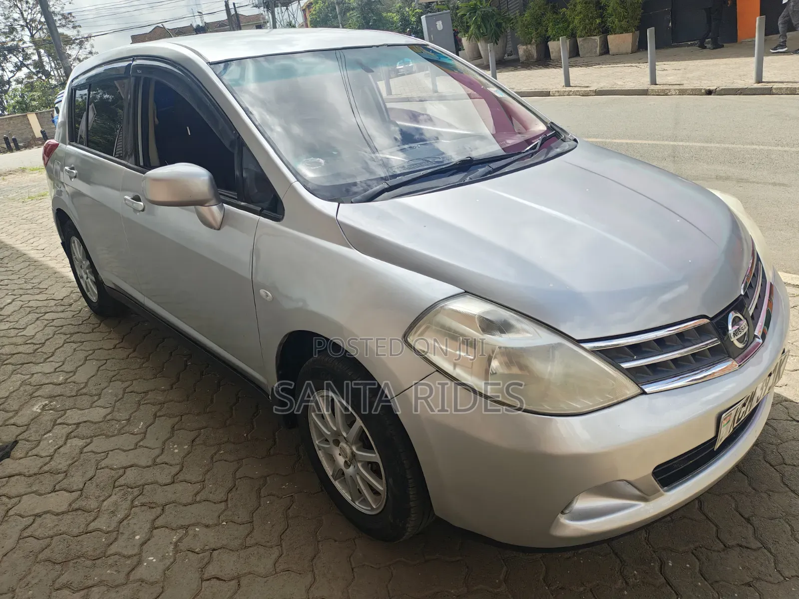 Nissan Tiida 2011 Silver