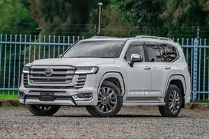 Toyota Land Cruiser LC300 2023 White