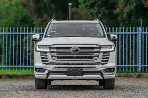 Toyota Land Cruiser LC300 2023 White