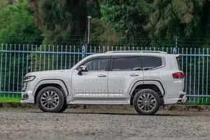 Toyota Land Cruiser LC300 2023 White