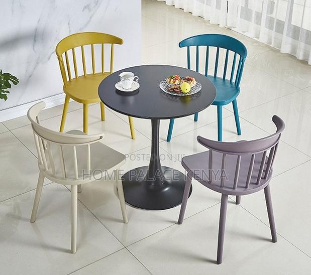 Round Table: Tulip Design Table With Sturdy Base - thumbnail 6