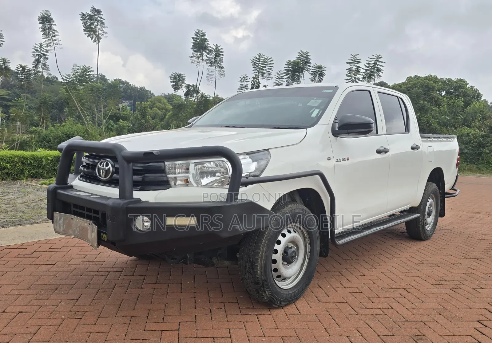Toyota Hilux 2021 White