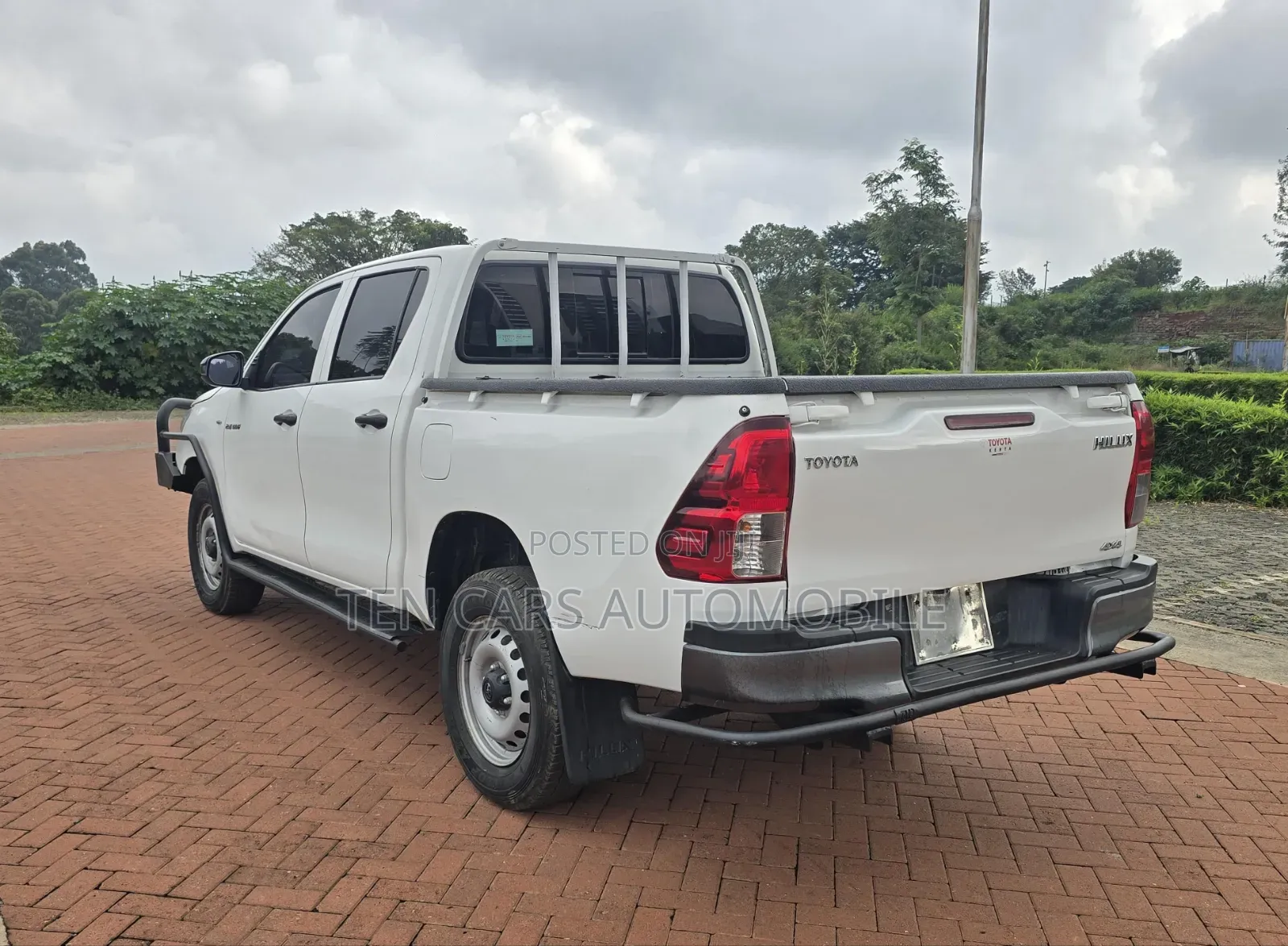 Toyota Hilux 2021 White