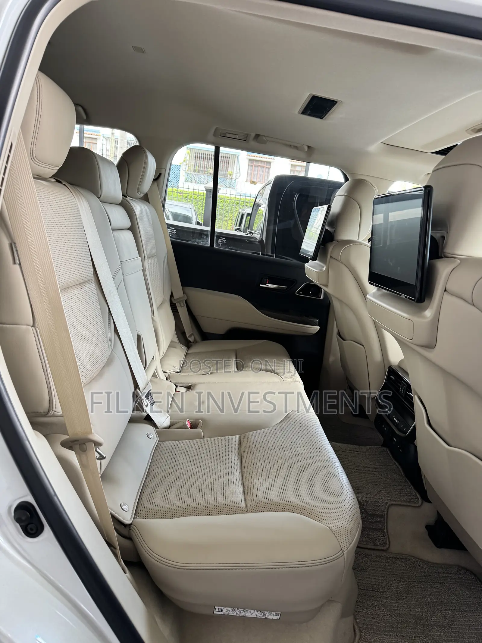 Toyota Land Cruiser LC300 2023 White