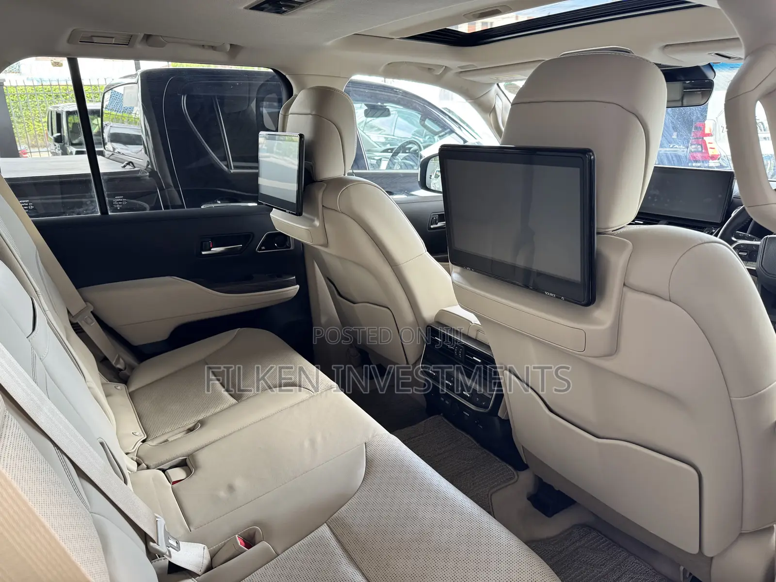 Toyota Land Cruiser LC300 2023 White