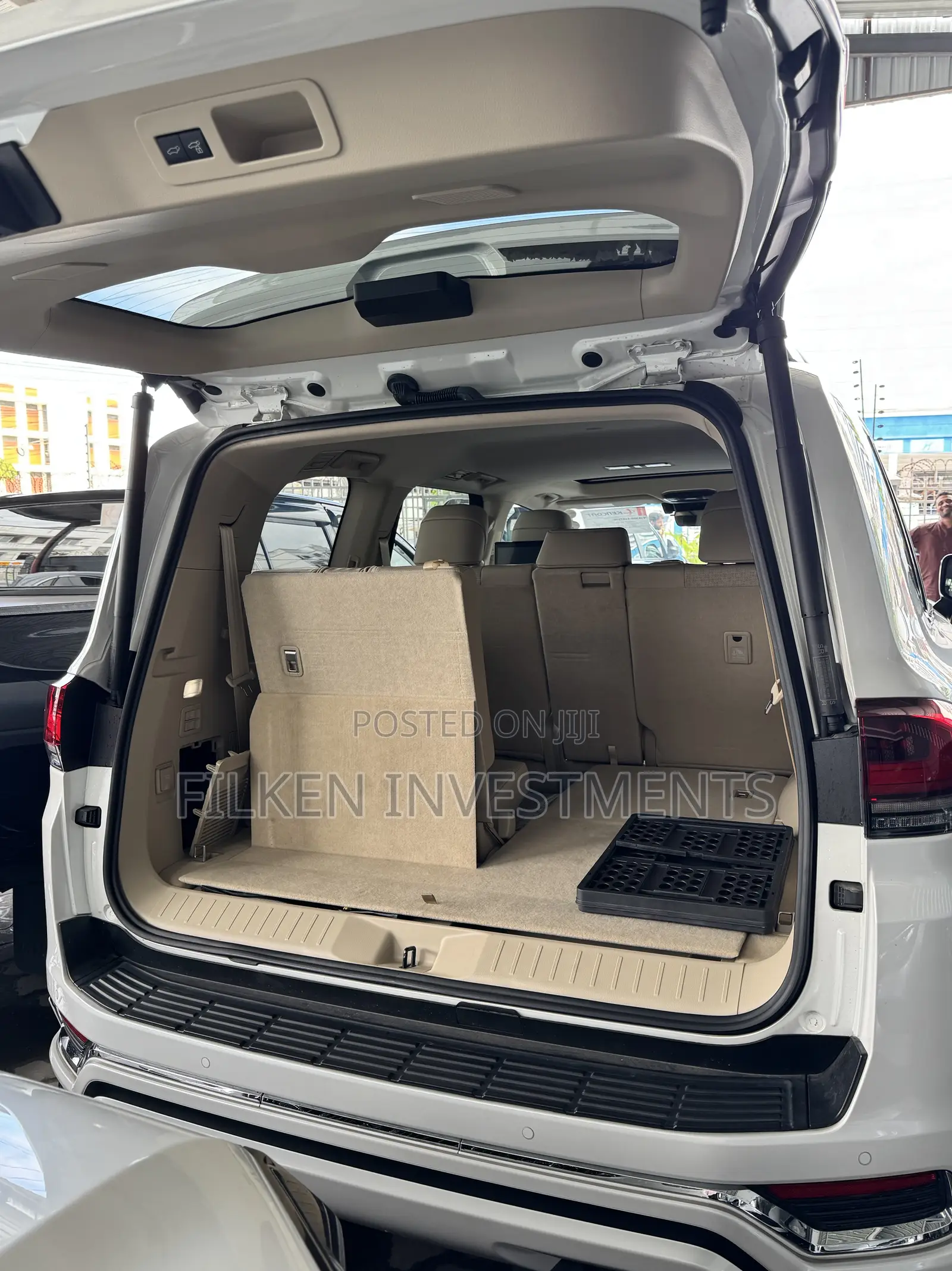 Toyota Land Cruiser LC300 2023 White