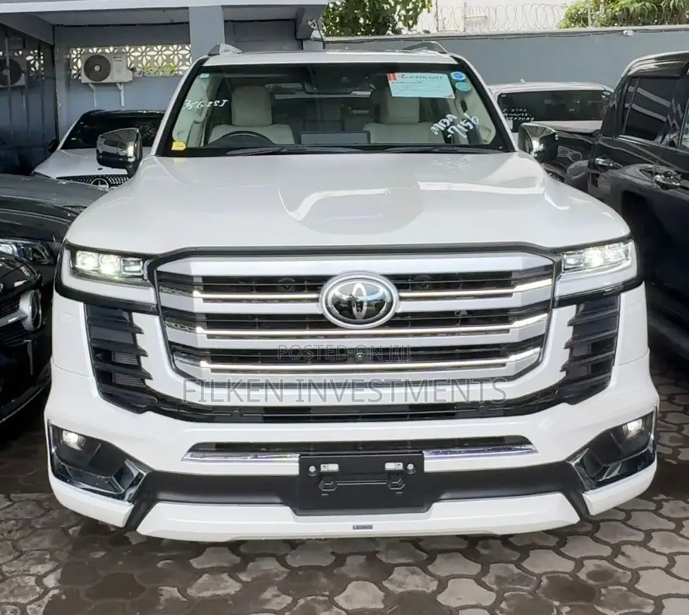 Toyota Land Cruiser LC300 2023 White