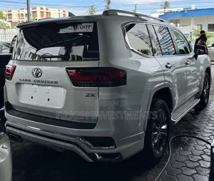 Toyota Land Cruiser LC300 2023 White
