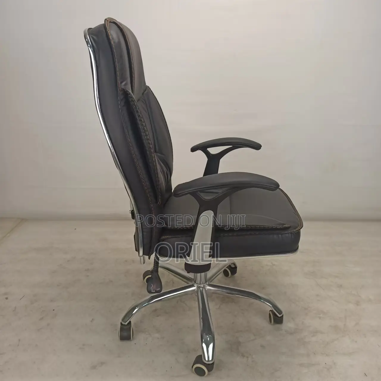Office Chair : Executive Black Leather High-Back Office Chair