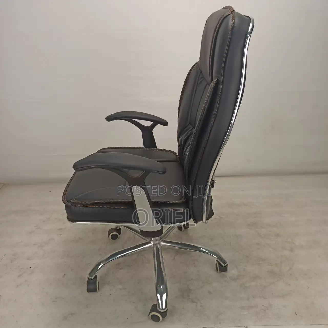 Office Chair : Executive Black Leather High-Back Office Chair