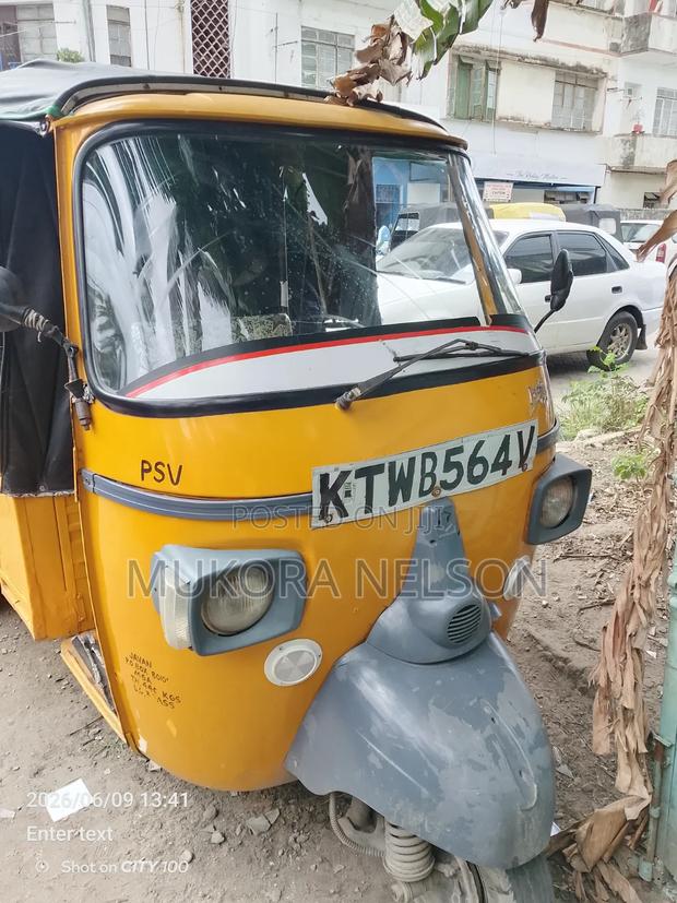 Piaggio 2022 Yellow