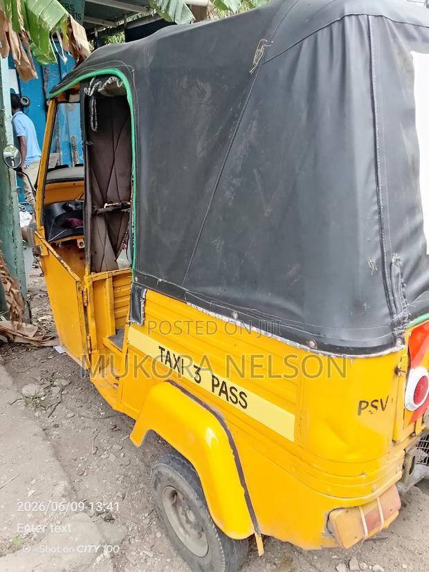 Piaggio 2022 Yellow - thumbnail 7