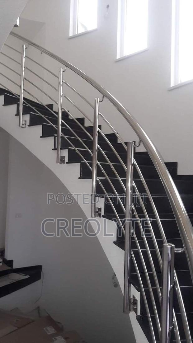 Stainless Steel Pipe Railing – Curved Staircase