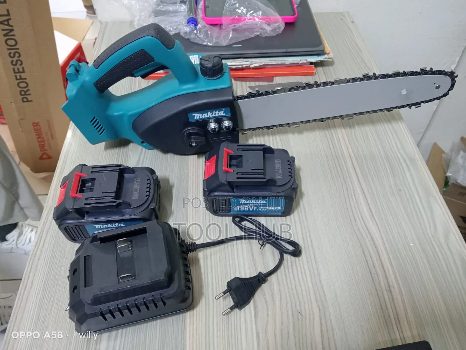 Makita 198vf Cordless Electric Chainsaw / 2 Batteries + Charger