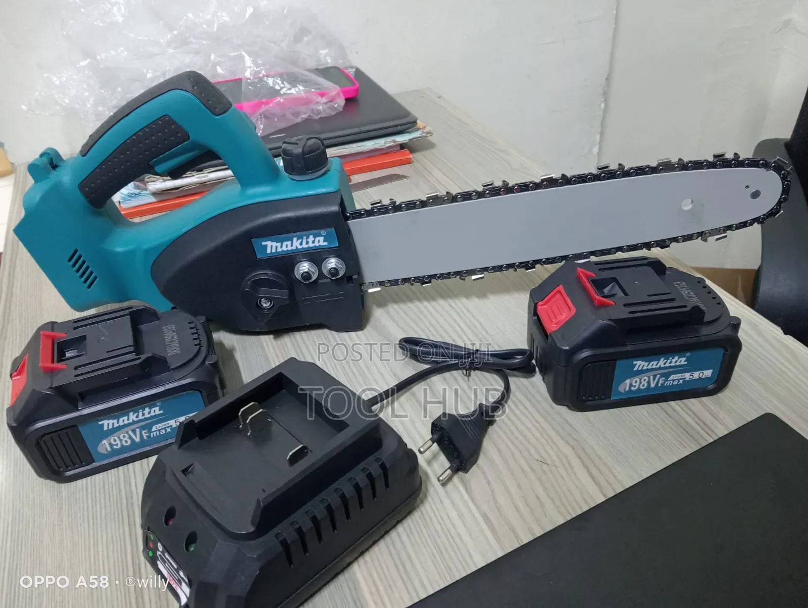 Makita 198vf Cordless Electric Chainsaw / 2 Batteries + Charger