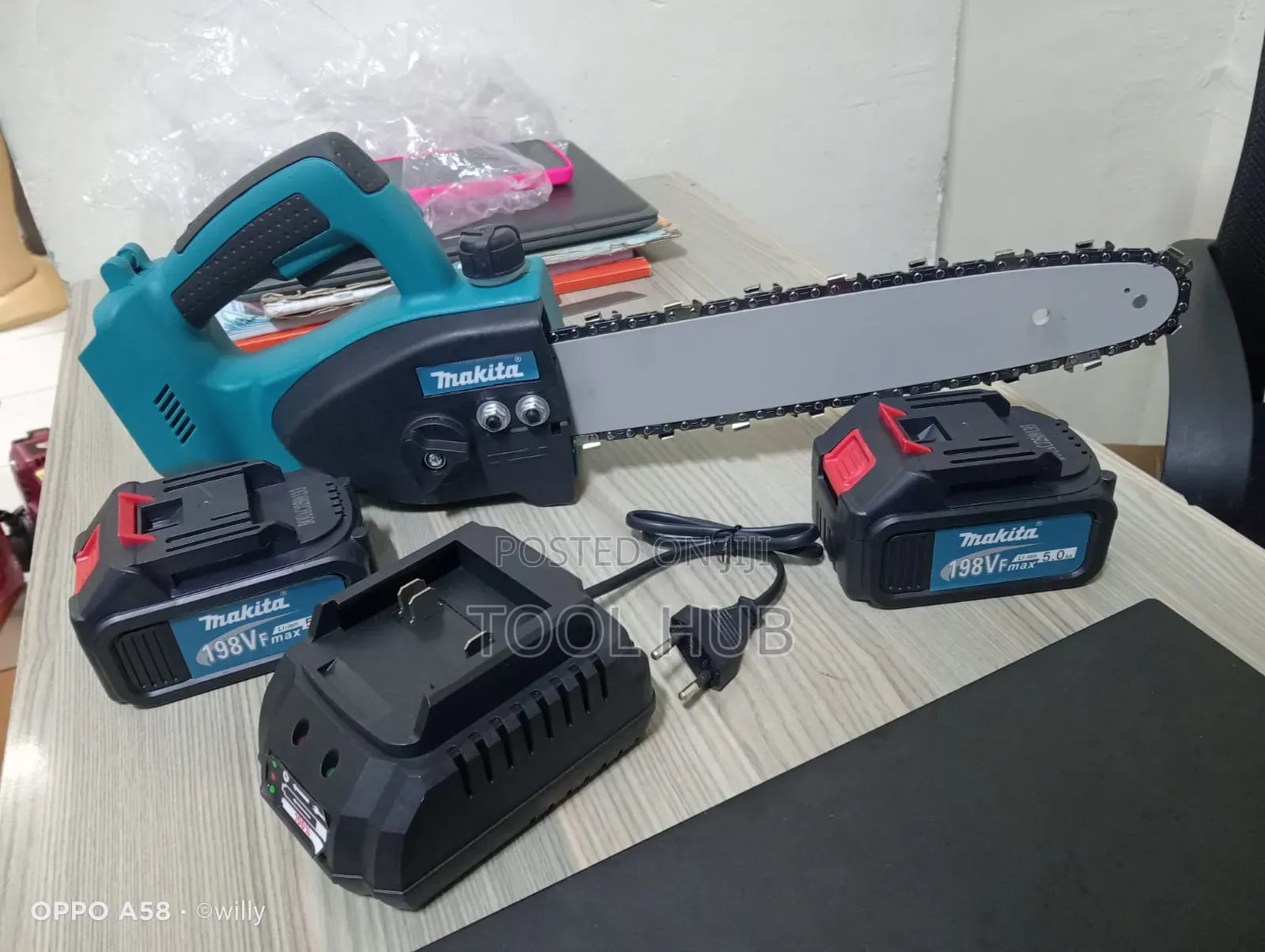 Makita 198vf Cordless Electric Chainsaw / 2 Batteries + Charger
