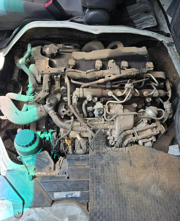 Toyota HiAce 2014 White - thumbnail 2