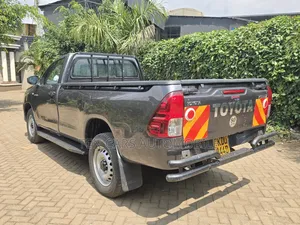Toyota Hilux 2024 Gray