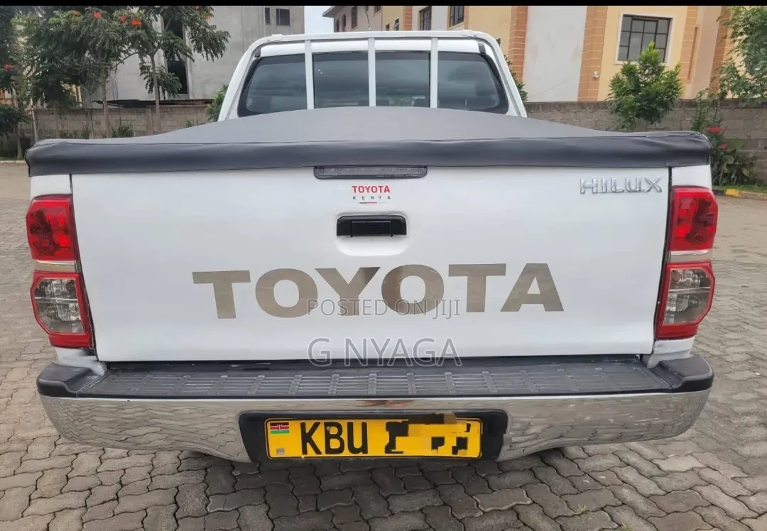 Toyota Hilux 2012 White