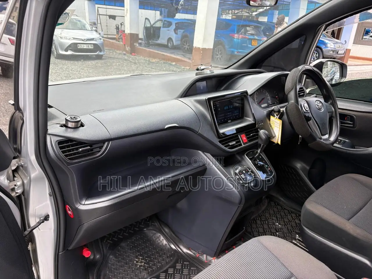 Toyota Voxy 2015 Silver
