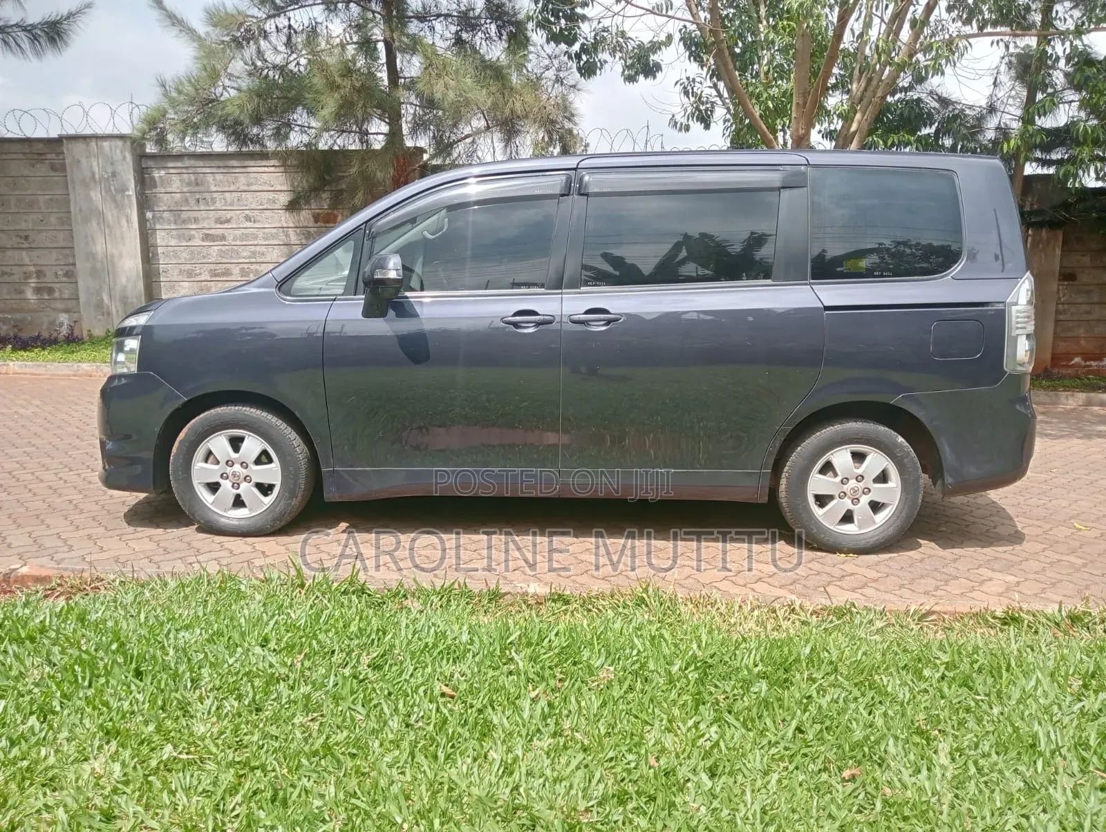 Toyota Noah 2010 Gray