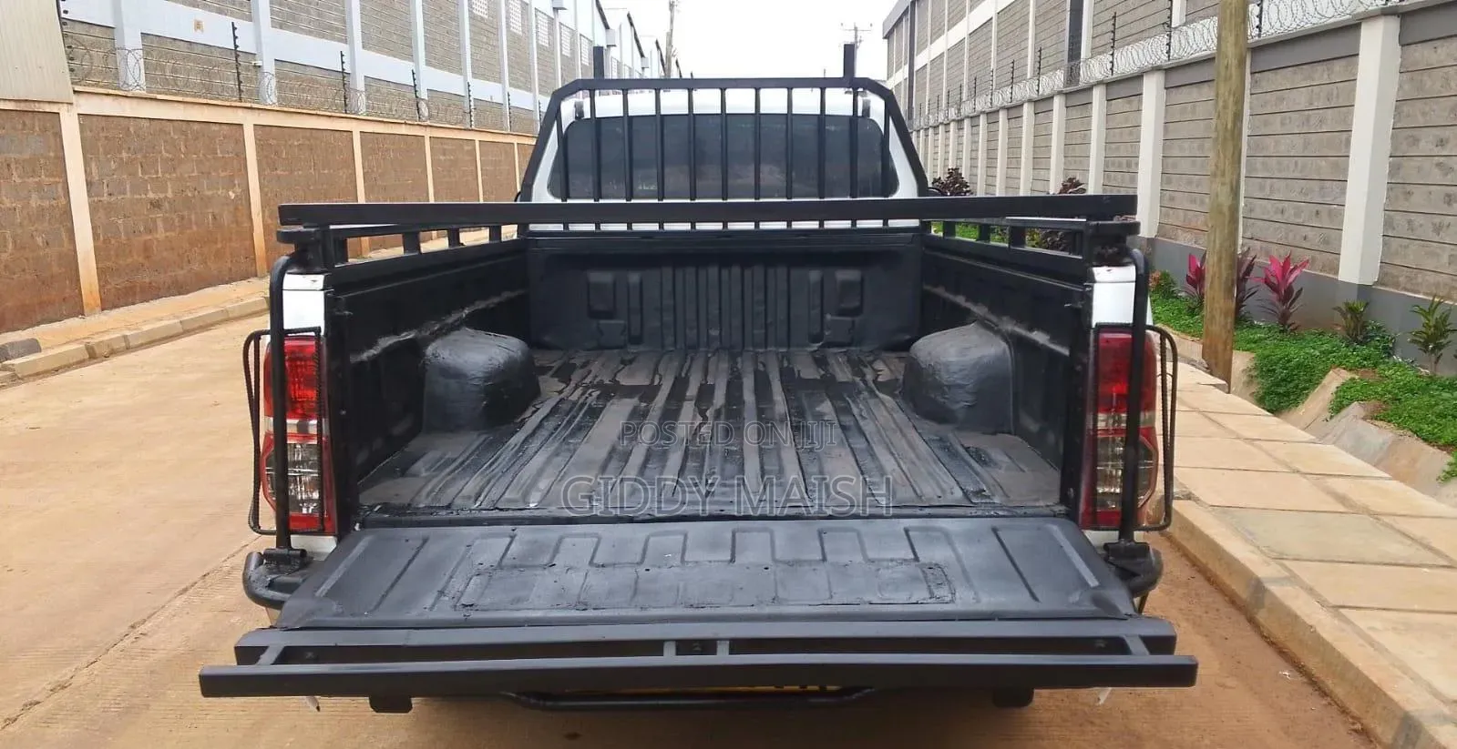 Toyota Hilux 2010 White