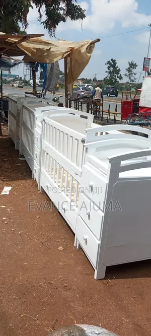 Beby Cot With Two Levels Mattress And Bumper Is Available