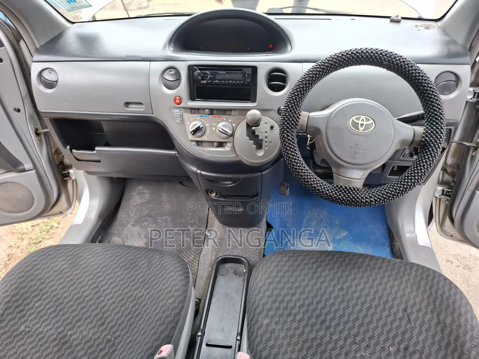 Toyota Sienta 2010 Silver