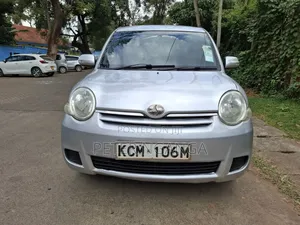 Toyota Sienta 2010 Silver