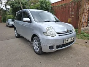 Toyota Sienta 2010 Silver