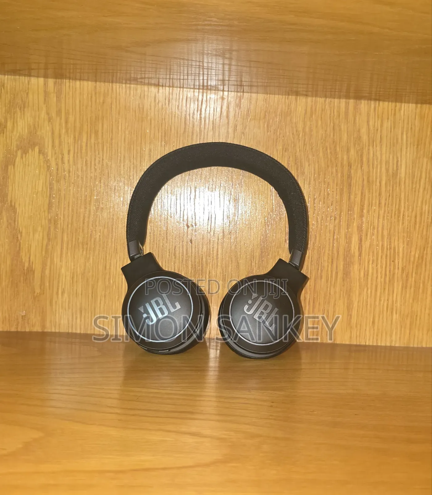 JBL Live 670nc Noise-Cancelling on-Ear Wireless Headphone