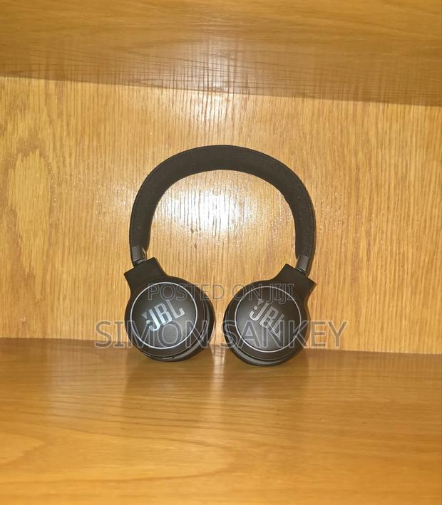 JBL Live 670nc Noise-Cancelling on-Ear Wireless Headphone